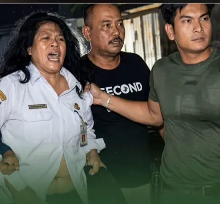 Suasana saat warga menggeruduk rumah seorang ASN di Tanjungbalai
