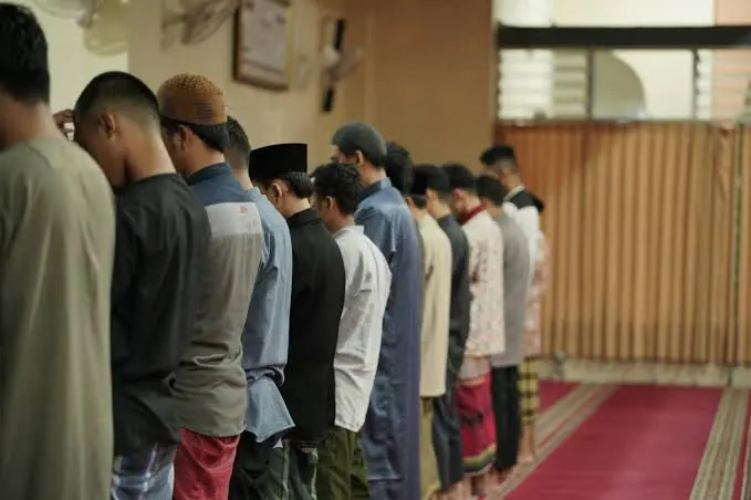 Ilustrasi umat Islam melaksanakan salat berjamaah di masjid.