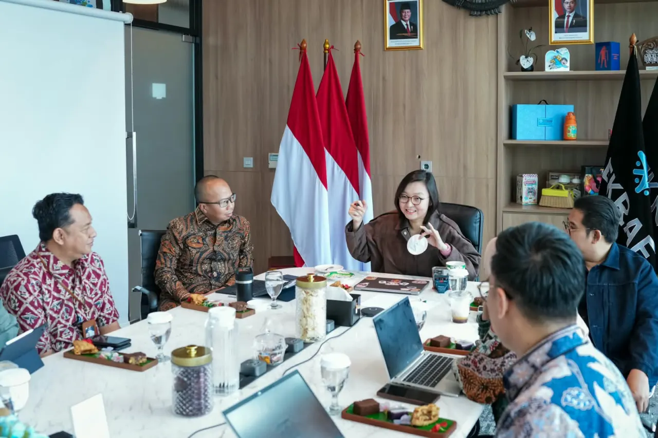 Wakil Menteri Ekonomi Kreatif Wakil Kepala Badan Ekonomi Kreatif (Ekraf), Irene Umar (tengah), berdialog dengan Wali Kota Tasikmalaya, Viman Alfarizi (kedua kiri)