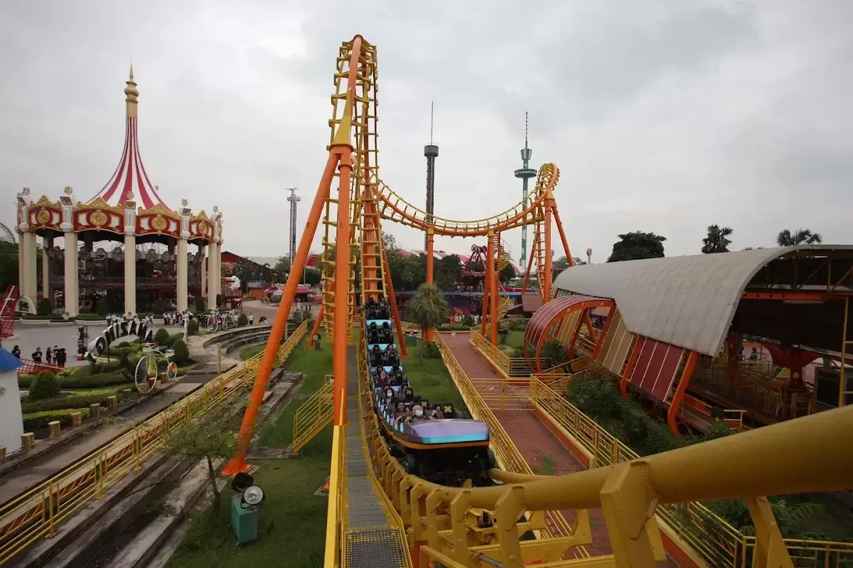 Ilustrasi roller coaster di Siam Amazing Park, Bangkok, Thailand. Taman hiburan yang telah beroperasi sejak 1980 ini ditutup sementara akibat banjir yang merusak sejumlah wahana, dengan waktu pemulihan diperkirakan mencapai enam bulan.