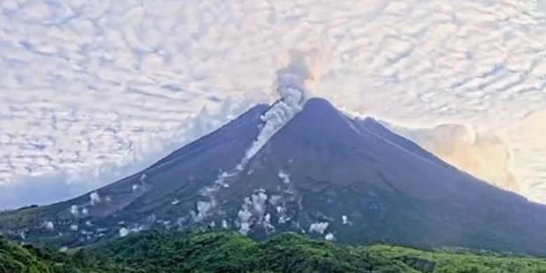 Potret Gunung Merapi Luncurkan Awan Panas